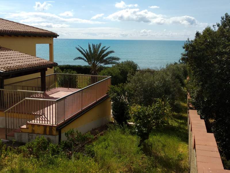 4 Br Seafront villa with direct access to the shore